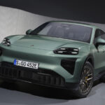 ▲ポルシェ・カイエン・ターボ・エレクトリック　価格：2101万円　写真は22インチCayenne Sport Technoアルミホイールおよびポルシェセラミックコンポジットブレーキ（PCCB、ブレーキキャリパー：イエロー塗装）装着車。ボディカラーはミスティックグリーンメタリック