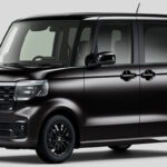 ▲ホンダN-BOXカスタムBLACK STYLE（FF）　価格：206万3600円　全長3395×全幅1475×全高1790mm　ホイールベース2520mm　車重920kg　乗車定員4名　WLTCモード燃費21.5km/リットル