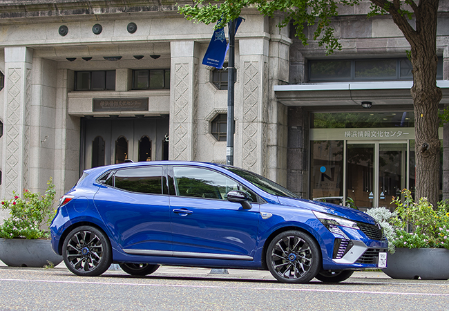 ルノー・ルーテシア・エスプリ アルピーヌ フルハイブリッドE-TECH/価格:399万円。最新型はモノグレード構成。エクステリアはフォルムはそのままにフロントマスクの印象を一新。スポーティな印象を高めた。E-TECHハイブリッドのシステム出力は143㎰。従来比3㎰向上