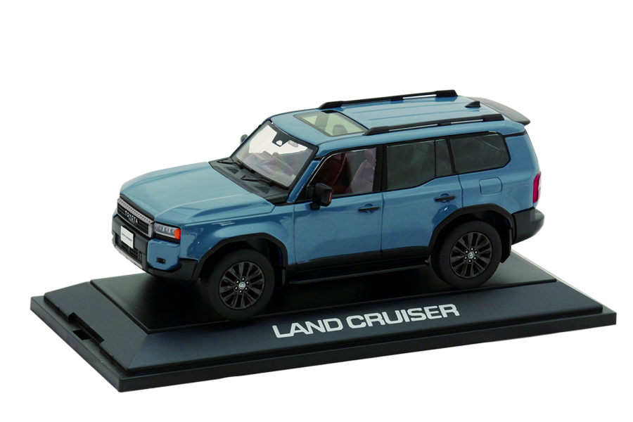 トヨタ・ランドクルーザーのミニカーを1名に。ランドクルーザーは250シリーズ（写真のミニカー）をはじめ300と70の計3シリーズをラインアップしていましたが、2026年半ばには新シリーズのFJ（フリーダム＆ジョイ）が加わります。2.7リッターガソリンを搭載するFJシリーズが構築する世界に思いを馳せるとともに、ランクルの原点を突き詰めた250シリーズの価値を味わってください。ミニカーは30分の1スケール。 