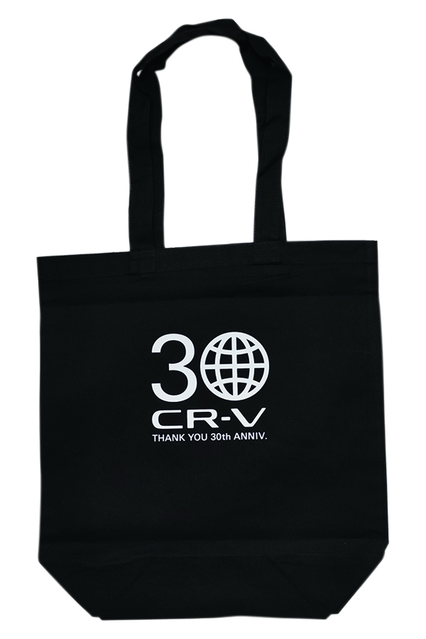 ホンダCR-Vのバッグを2名に。ホンダSUVの歴史を開拓し、累計販売1500万台を超えるCR-Vが、日本市場に3年ぶりに復活。第6世代となる新型は、パワートレーンにe:HEV＋リアルタイム4WDを採用し優れた燃費性能と上質な走行フィーリング、滑りやすい路面での安定した走りを追求しています。プレゼントのバッグは全幅×全高約34×37cm。1stモデルのデビューから30周年を祝うデザインです。