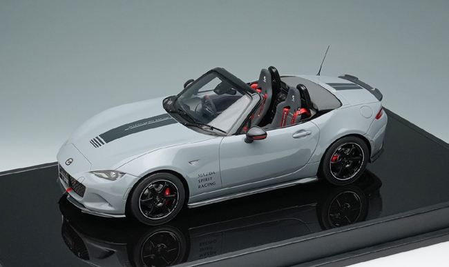 ▲ブース内には「MAZDA OFFICIAL GOODS SHOP」を設置。実車のデザイナー完全監修の「MAZDA SPIRIT RACING ROADSTER 12R」1/18スケールモデルカーなどを販売する