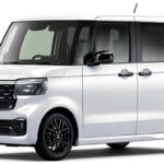 ▲ホンダN-BOXカスタム ターボBLACK STYLE（FF）　価格：219万7800円　全長3395×全幅1475×全高1790mm　ホイールベース2520mm　車重940kg　乗車定員4名　WLTCモード燃費20.3km/リットル