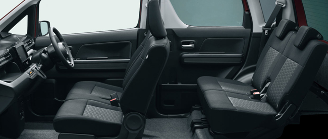 ▲ハイブリッドZXはグラファイトダークグレーのインパネカラーパネルやピアノブラック調のオーディオガーニッシュ、グラファイトダークグレーのフロントドアアームレストなどを専用装備。シートにはファブリック表皮を張る