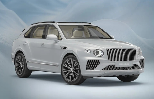 ▲ベントレー・ベンテイガSomething Blue Collection by Mulliner 価格:3400万円 ボディカラーには凛とした表情と洗練された上質感を際立たせるクールなメタリックホワイトの「Ice」を纏う。販売台数は10台限定