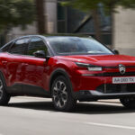 ▲シトロエンC4 MAXハイブリッドブラックルーフ　価格：436万円　全長4375×全幅1800×全高1530mm　ホイールベース2665mm　車重1370kg　乗車定員5名　WLTCモード燃費23.2km/リットル