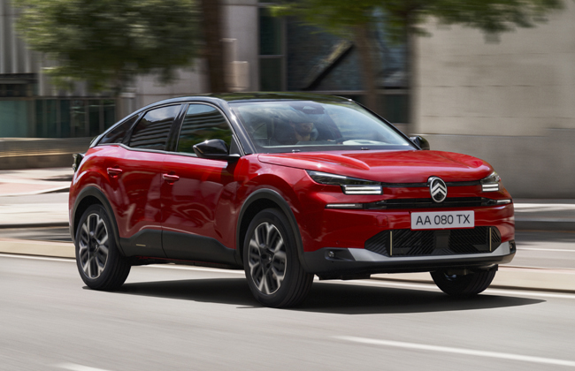 ▲シトロエンC4 MAXハイブリッドブラックルーフ 価格:436万円 全長4375×全幅1800×全高1530mm ホイールベース2665mm 車重1370kg 乗車定員5名 WLTCモード燃費23.2km/リットル