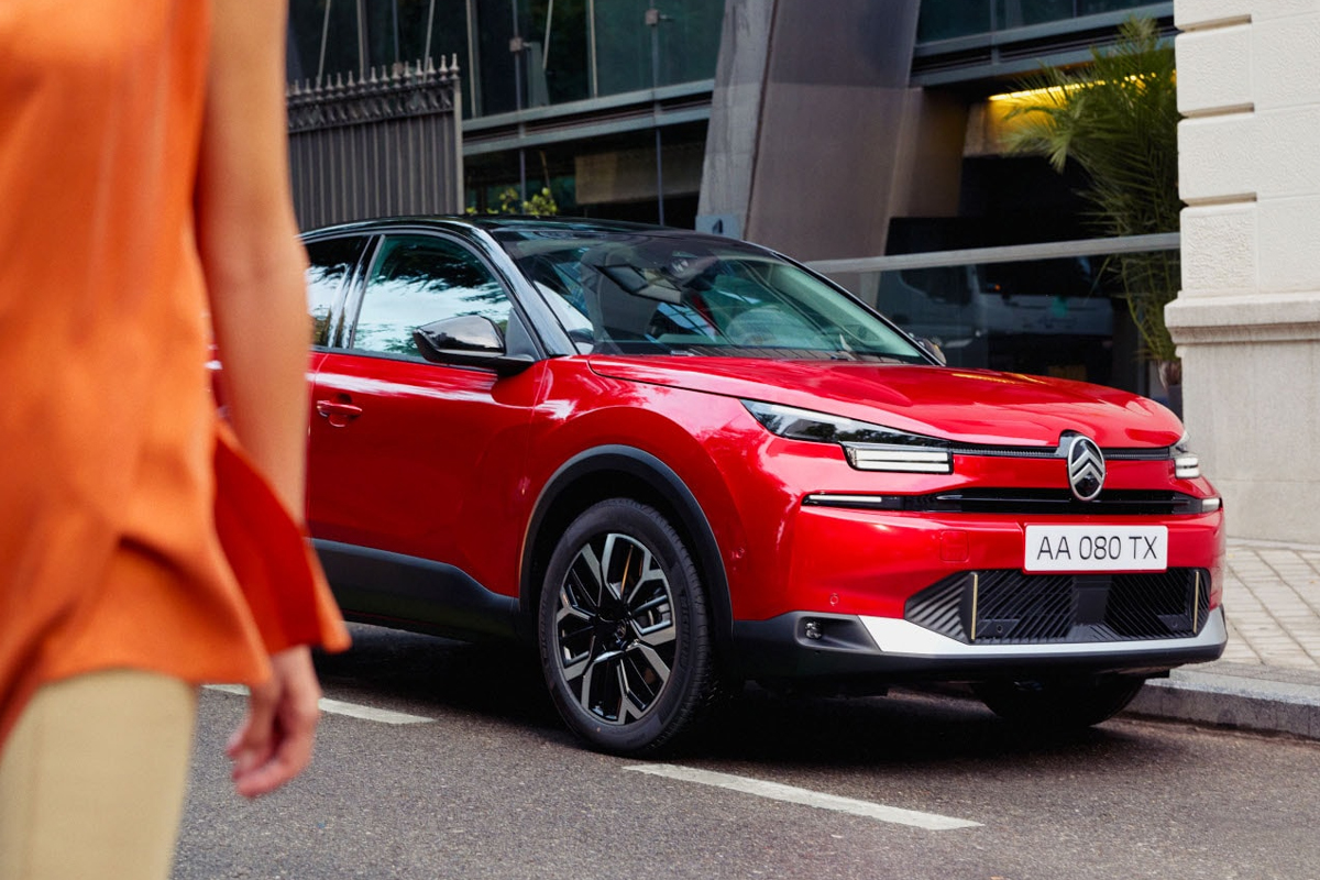 ブラックルーフを纏ったシトロエンC4ハイブリッドが日本デビュー