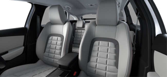 ▲内装にはグレーアルカンタラ&テップレザー表皮のアドバンストコンフォートシートや10インチタッチスクリーン、コネクテッドナビゲーションシステム、7インチデジタルインストルメントパネルなどを標準装備。日本導入モデルのハンドル位置は右