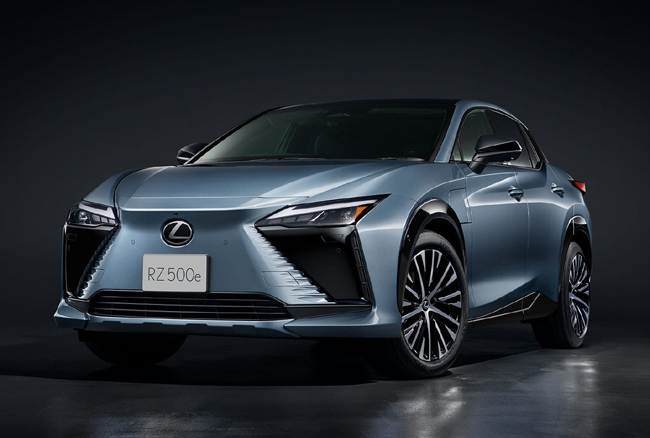 ▲レクサスRZ500e“Version L” 価格:850万円 全長4805×全幅1895×全高1635mm ホイールベース2850mm 車重2070kg 乗車定員5名 一充電走行距離(WLTCモード)579㎞ 交流電力量消費率(WLTCモード)147Wh/km 写真のボディカラーはイーサーメタリック
