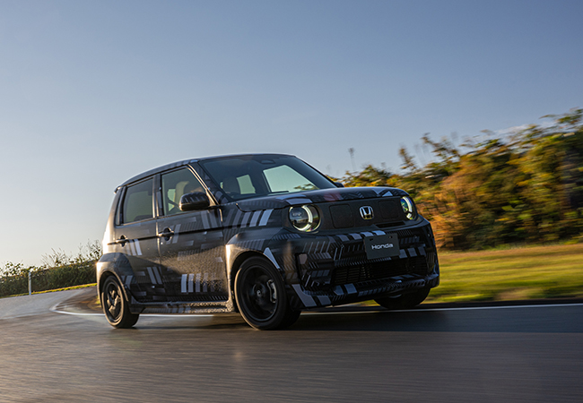 JMS2025で初披露されたSuper ONE Prototypeは「Super-ONE」のネーミングで2026年に正式発売予定。グランドコンセプトに「e: Dash BOOSTER」を掲げるBEVだ。専用開発のBOOSTモードを搭載し、BEVながら有段変速機を備えたエンジン車のような迫力あるサウンドと鋭いシフトフィーリングを実現。移動を刺激的でワクワクする体験に変える。