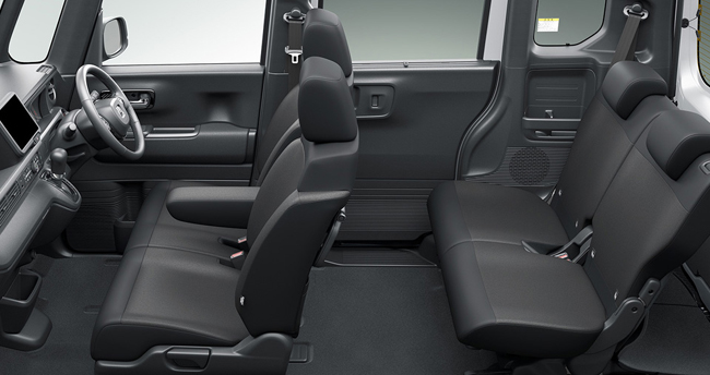 ▲N-BOXカスタムBLACK STYLEのインテリア。本革巻きステアリングホイール(ブラックステッチ)やパワースライドドア(リア右側)、コンビニフック付シートバックテーブル(運転席&助手席)を特別装備