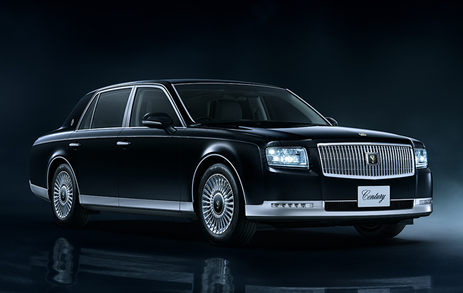 ▲トヨタ・センチュリー(セダン) 価格:2300万円 全長5335×全幅1930×全幅1505mm ホイールベース3090mm 車重2370kg 乗車定員5名 WLTCモード燃費11.2km/リットル 写真のボディカラーは神威(かむい)エターナルブラック