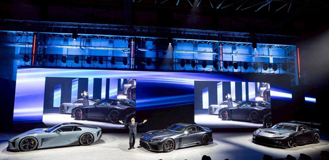 ▲LFA Conceptは開発テーマに、走りに没頭するための新たな体験“Discover Immersion”を掲げ、GR GTやGR GT3と同じく“低重心”“軽量・高剛性骨格”“空力性能の追求”という3つの要素を徹底追求する。発表会の壇上には豊田章男会長が登壇