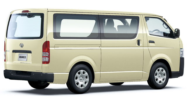 ▲トヨタ・ハイエース コミューターGLスーパーロング・ワイドボディ・ハイルーフ・2.7Lガソリン車・2WD 価格:376万2000円 全長5380×全幅1880×全高2285mm ホイールベース3110mm 車重2090kg 乗車定員14名 WLTCモード燃費8.8km/リットル