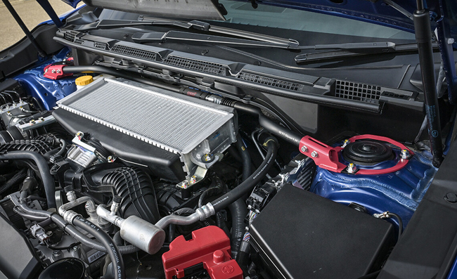 ▲STI Sport♯ロゴ付フレキシブルドロータワーバーを組み込んでハンドリング性能を高める。搭載エンジンはFA24型2387cc水平対向4気筒DOHC16V・デュアルAVCS直噴ターボ“DIT”ユニット(275ps/35.7kg・m)