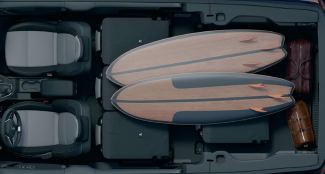 ▲カングーの全長とホイールベースを延長したうえで、独立した7つのシートを配備。シート配列は2/3/2名乗車に設定し、助手席にはシートバック前倒し機能、2列目と3列目には前後スライド機能、折り畳み機能、取り外し機能を組み込んで、乗車人数や積載物に即した多様なシートアレンジを可能とする