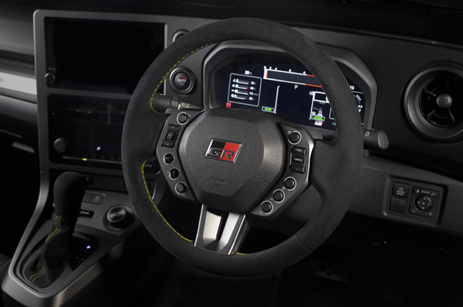 ▲インテリアにはシグネチャーカラーであるイエローのステッチを随所に採用。スエード表皮を巻いたステアリングホイールはモータースポーツにおける操作性を追求し、外径をひとまわり小径化するとともに、パドルシフトやステアリングスイッチの形状を変更する