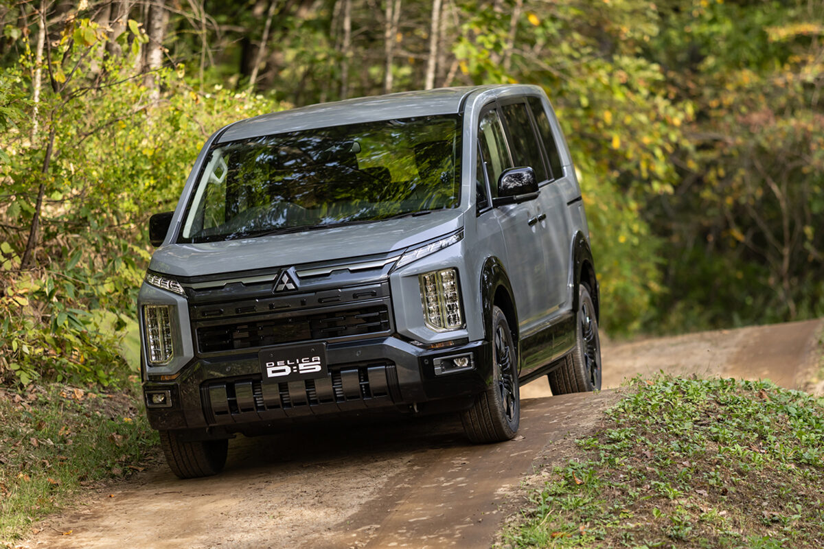 力強い走りとスタイリングをより進化させた改良版の三菱デリカD:5が発売。先行予約の受注台数は月販台数計画2000台の約3.5倍を記録