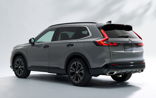 ▲RS BLACK EDITIONにはクリスタルブラックパールのフロントバンパーロアーガーニッシュ/リアバンパーロアーガーニッシュ/アウタードアハンドル/ドアロアーガーニッシュ/フェンダーガーニッシュを専用装備