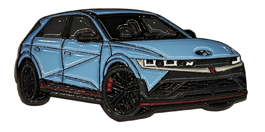 ヒョンデIONIQ 5 Nのピンバッジを1名に。ヒョンデのNモデルは走りを磨いたスペシャルシリーズ。IONIQ 5 Nは操る楽しを徹底的に追求したヒョンデのスーパーパフォーマンスBEV。2025年はドリフトキングこと土屋圭市選手が監修したDKエディション（ドリフトキング・エディション）を限定販売するなど、市場開拓に積極的に取り組んでいます。ピンバッジのサイズは左右約43ミリ。