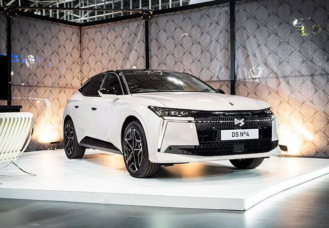 DS No.4ハイブリッド。No.4(ナンバーフォー)は従来のDS4から名称を変更すると同時に内外装をリファインし、パワートレーンを高効率ハイブリッドに一新したフレンチプレミアム。2026年春から販売開始予定