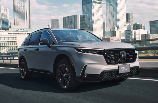 ▲パワートレインはLFC2型1993cc直列4気筒DOHC16V直噴アトキンソンサイクルエンジン(148ps/18.7kg・m)と高出力のH6型モーター(135kW/335Nm)、リチウムイオンバッテリー、2モーター内蔵電気式CVTを組み合わせた第4世代e:HEVをベースに、CR-V専用のハイ/ロー2段のエンジン直結ギアを追加する