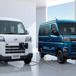 ▲ダイハツがブランド初の量産電気自動車となるe-ハイゼット カーゴ（写真・左）とe-アトレー（同・右）を発売