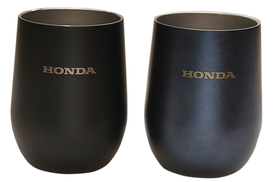 Hondaのステンレスカップをペアで1名に。ホンダは2026年シーズンからアストンマーティン・アラムコF1チームにワークスパートナーとしてパワーユニットを供給します。Hondaが大切にしてきた“挑戦への姿勢”はいまなお脈々と受け継がれ、発展を続けています。プレゼントのカップはブラック（左）とネイビーの2色セット。容量は約390ミリリットルで、高さは約113ミリ。F1観戦時のドリンク入れに最適。