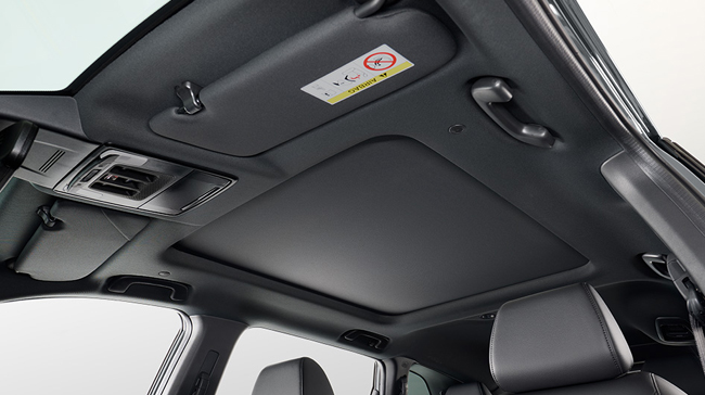 ▲RS BLACK EDITIONは写真上よりピアノブラックのステアリングロアーガーニッシュ、へアラインダークシルバー仕上げのインパネ&ドアライニングガーニッシュ、ブラックのルーフ&ピラーライニングを採用