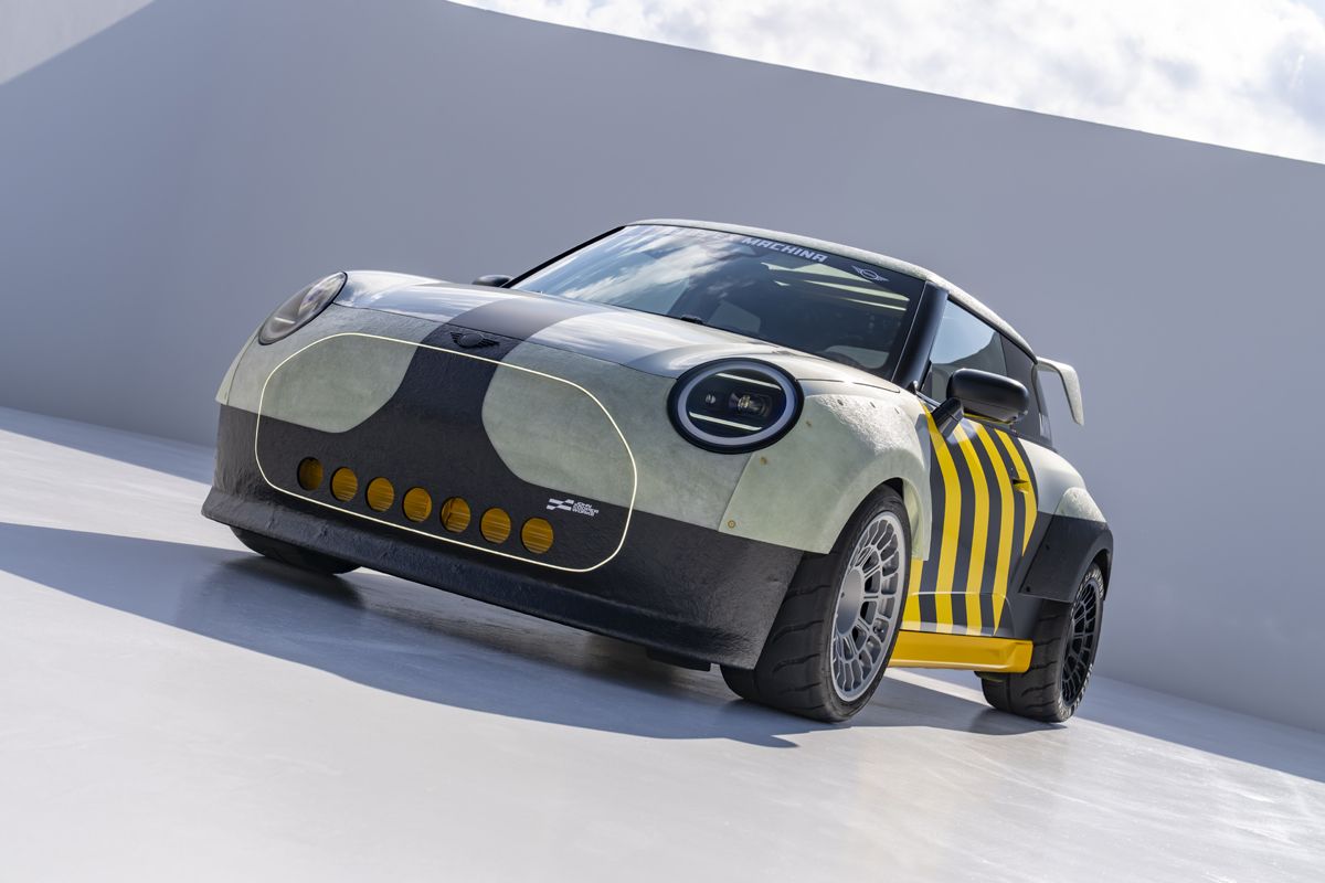 BMWとライフスタイルブランド「DEUS EX MACHINA」がタッグを組んで仕立てたミニのコラボレーションモデル「The Skeg」が日本初公開