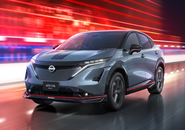 ▲日産アリアNISMO B9 e-4ORCE 価格:951万600 円 全長4650×全幅1850×全高1650mm ホイールベース2775mm 車重2210kg 乗車定員5名 写真のボディカラーはNISMOステルスグレー/ミッドナイトブラック 2トーン