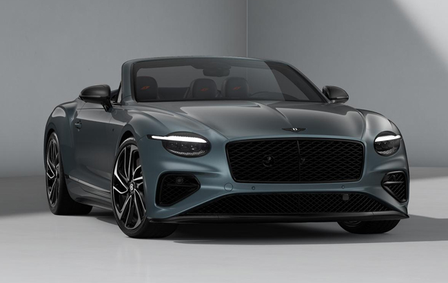 ▲クーペとコンバーチブルともに“Beluga”と称するグロスブラックカラーのボディキットやダーク仕上げのパーツを効果的に配して精悍かつスポーティなスタイリングを実現。写真は上がGT Sで下がGTC S