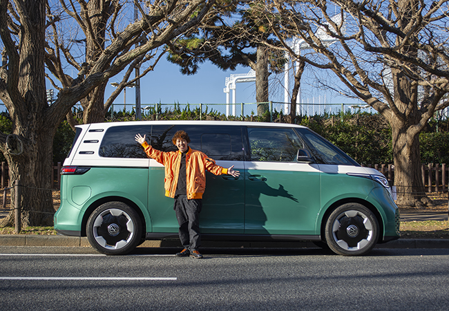 西村泰宏氏の愛車VW ID.Buzzは家族の大切なパートナー。取材時はまだ400㎞ほどしか走行していなかったが、すでに家族全員から大好評。明るく広い室内とBEVならではの静粛性/スムーズさが気に入っているという。今後、西村さんは念願のVWタイプ1ビートルを趣味車として買い足し、楽しむ予定という