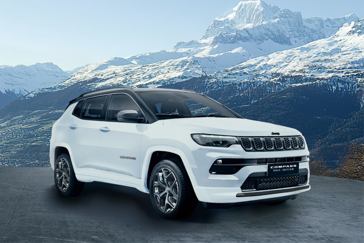 ダークトーンの外装パーツやブラック＆デュペロブラウンの内装を纏ったジープ・コンパスの限定モデル「トラックエディション」が日本発売