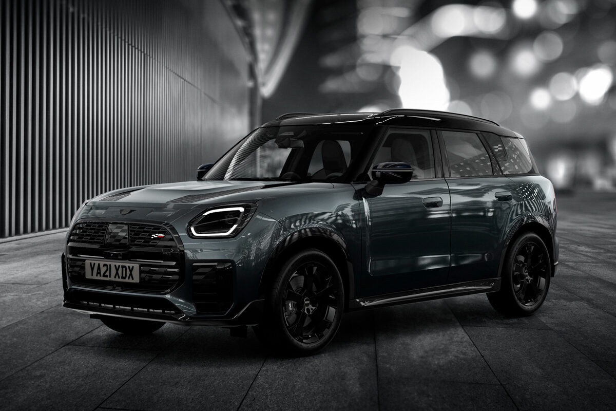 ブラックとグレーのダークカラーでシックにキメたミニ・カントリーマンの特別仕様車が日本上陸