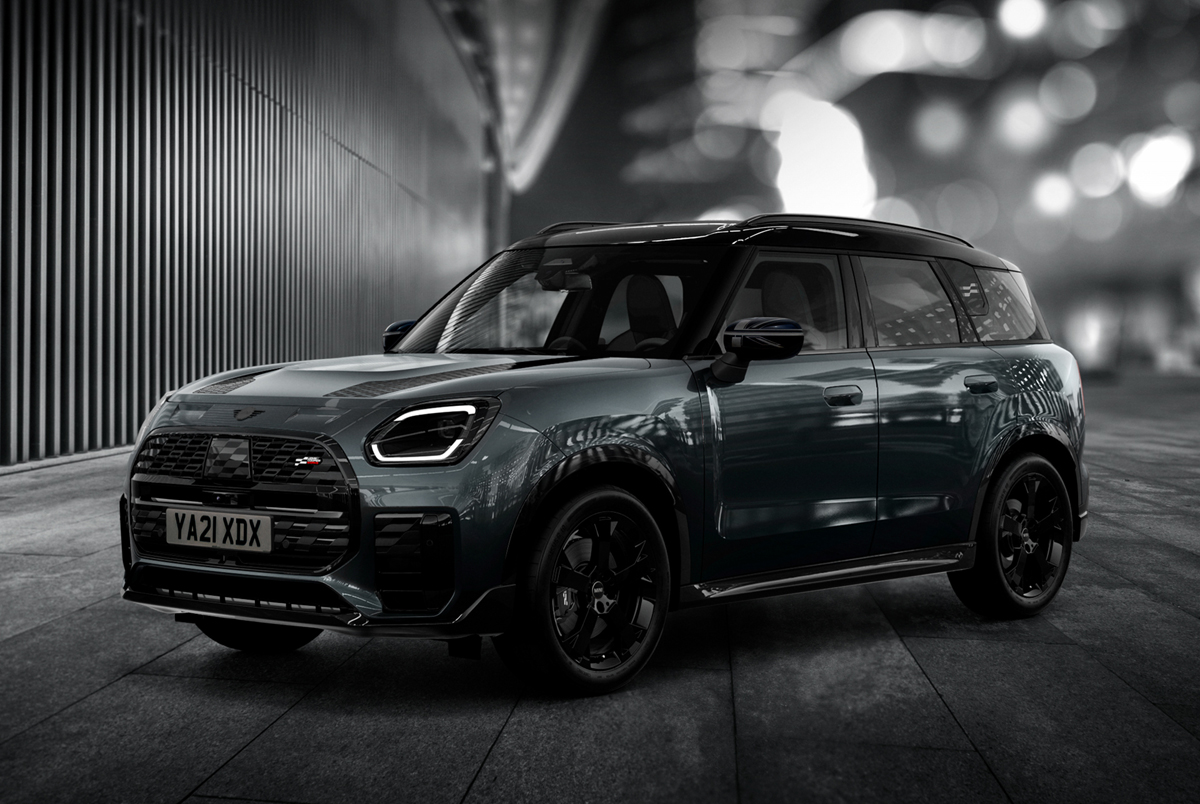 ブラックとグレーのダークカラーでシックにキメたミニ・カントリーマン