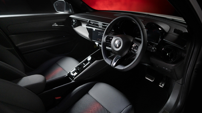 ▲メーターディスプレイにはテレスコープで囲う10.25インチTFTスクリーンを、センターディスプレイには様々な情報を見やすく表示する10.25インチのタッチスクリーンシステムを装備。日本導入モデルのハンドル位置は右