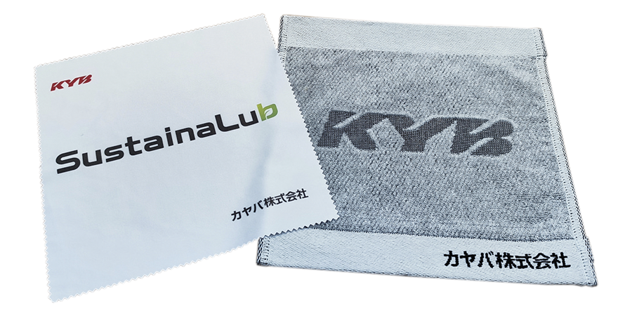 KYB（カヤバ）のハンドタオルとクリーナークロスをセットで1名に。ショックアブソーバーの開発で知られるKYBはショックアブソーバー用環境作動油、サステナルブを開発。環境に優しい天然由来の成分をベースに使い、カーボンニュートラルとショックアブソーバーの性能を引き出す潤滑性能を高め、全日本ラリー選手権など実戦の場でパフォーマンス向上を追求する研究開発を続けてます。