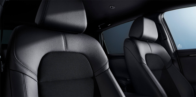 ▲ZR-V e:HEV Z BLACK STYLEはベルリナブラックのハニカムパターンフロントグリルやベリナブラック+ダーク切削クリア加工18インチアルミホイール、プライムスムース&ウルトラスエード表皮コンビシートなどを専用装備。写真のボディカラーはメテオロイドグレーメタリック