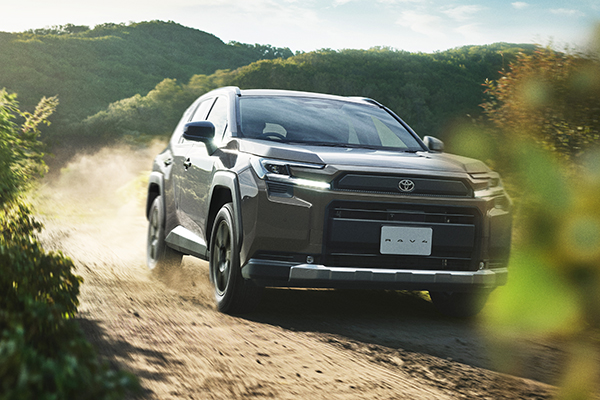 【話題のクルマ最新事情】新型トヨタRAV4は、よりマルチに進化。ハイブリッドとPHEVの全4グレード構成。システム出力はハイブリッドが240ps、PHEVは329ps！