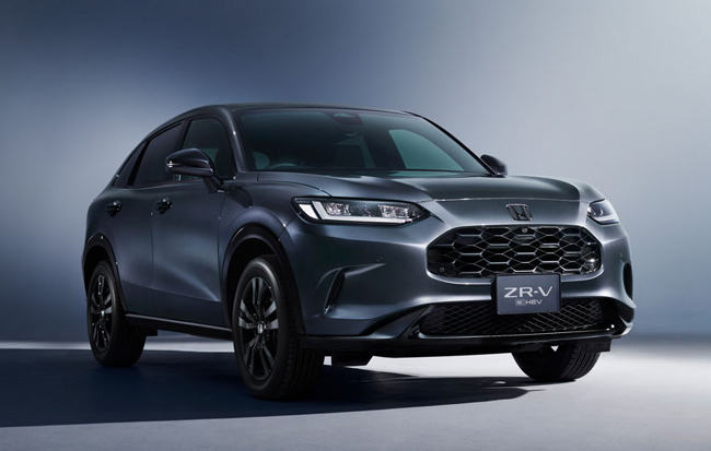 ▲ホンダZR-V 特別仕様車e:HEV Z BLACK STYLE(FF) 価格: 447万9200円 全長4570×全幅1840×全高1620mm ホイールベース2655mm 車重1580kg 乗車定員5名 WLTCモード燃費22.0km/リットル 写真のボディカラーはメテオロイドグレーメタリック