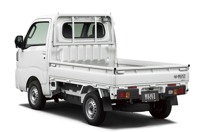 ▲ダイハツ・ハイゼットトラック・エクストラ(4WD) 価格:5MT146万3000円/CVT151万8000円 全長3395×全幅1475×全高1780mm ホイールベース1900mm 車重MT830/AT860kg 乗車定員2名 WLTCモード燃費MT15.6/CVT15.8km/リットル 写真のボディカラーはホワイト