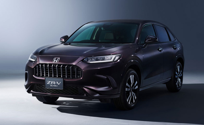▲ホンダZR-V e:HEV Z(FF) 価格:430万7600円 全長4570×全幅1840×全高1620mm ホイールベース2655mm 車重1580kg 乗車定員5名 WLTCモード燃費22.0km/リットル 写真のボディカラーはトワイライトミストブラックパール