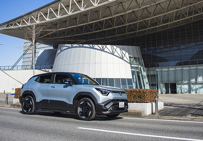 スズキ eビターラZ(2WD)/価格:448万8000円。eビターラはスズキ初の世界戦略BEV。2WDに加え、このクラスでは珍しい4WDを設定するのが魅力。「ALLGRIP-e」を名乗る4WDは悪路に対応したトレイルモードやヒルディセントコントロールを装備した本格仕様