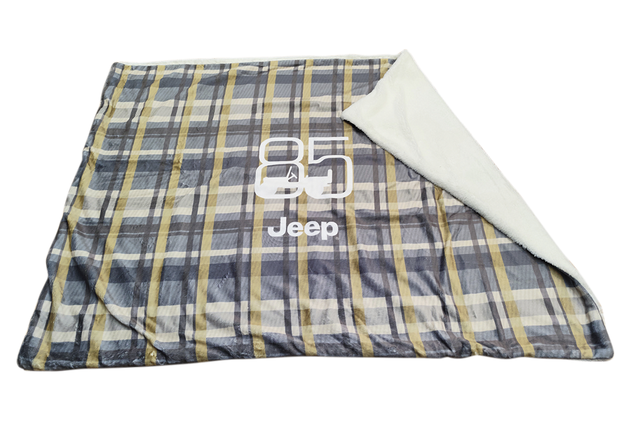 Jeepオリジナルブランケットを1名に。Jeepは米国陸軍に納入するために開発されたウィリスMA（1941年）からブランドの歴史がスタートし、今年が85周年のアニバーサリー。 現在は電動化技術を積極的に取り入れつつ、伝統の高いオフロード性能をアピールしています。プレゼントのブランケットは85周年をアピールするデザインです。素材はポリエステル100％。縦×横約900×1200㎜。