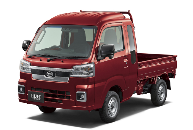 ▲ダイハツ・ハイゼットトラック・ジャンボエクストラ(4WD) 価格:5MT157万3000円/CVT162万8000円 全長3395×全幅1475×全高1885mm ホイールベース1900mm 車重MT860/AT890kg 乗車定員2名 WLTCモード燃費MT15.6/CVT15.8km/リットル 写真のボディカラーはジャンボエクストラ専用のファイアークォーツレッドメタリック