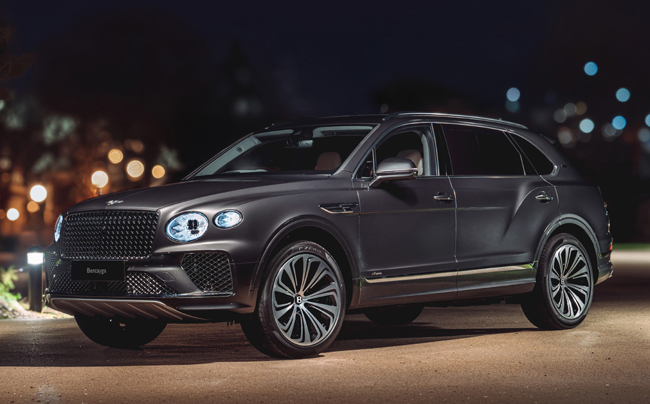 ▲ベントレーが英国の老舗高級ジュエリーブランド「ブードルズ」とコラボしたビスポークモデルをベントレー車の全モデルで展開すると発表。仕様として「Standard」と「Dark」を設定する。写真はローンチ記念モデルでStandard仕様のベンテイガEWBアズール