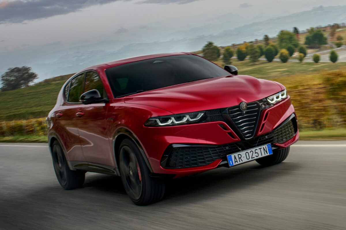 ミドルサイズSUVのアルファロメオ・トナーレがフロントマスクを刷新。走行性能と品質の向上も実施