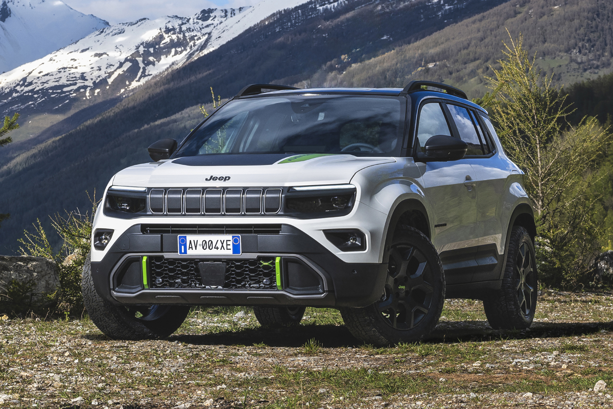 Jeep初の四輪駆動ハイブリッドモデル「アベンジャー 4xeハイブリッド」が日本上陸